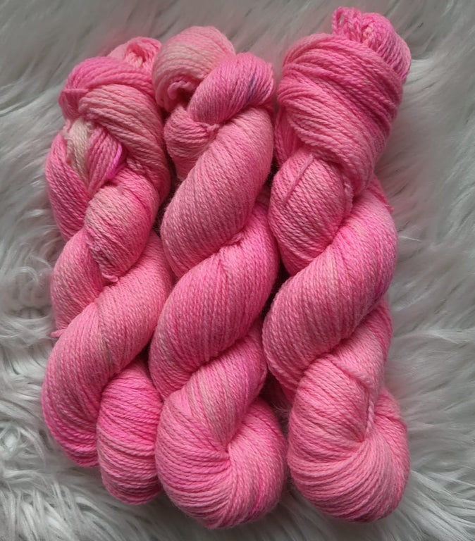 100g pinkin sävyistä merinosukkista