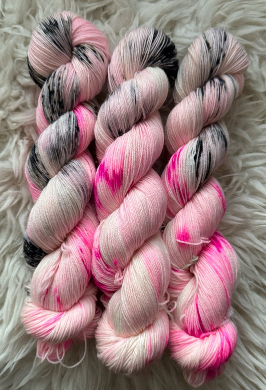 100g pinkkivaaleanpunamusta ohut pehmosukkis